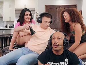 Willow Ryder, Sarah Arabic - Fucking With The Gamers - Hotgirlsgame